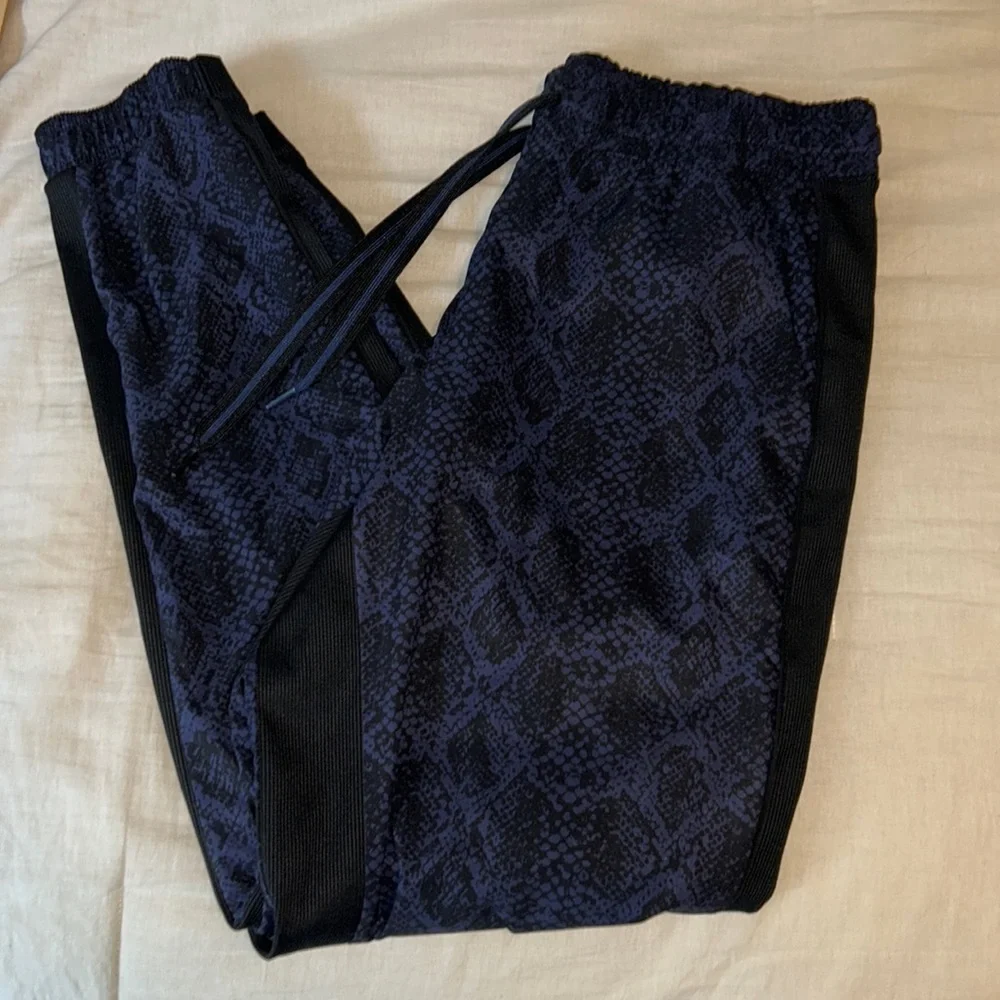 ATHLETA: Brooklyn jogger blue snake print - Picture 1 of 11